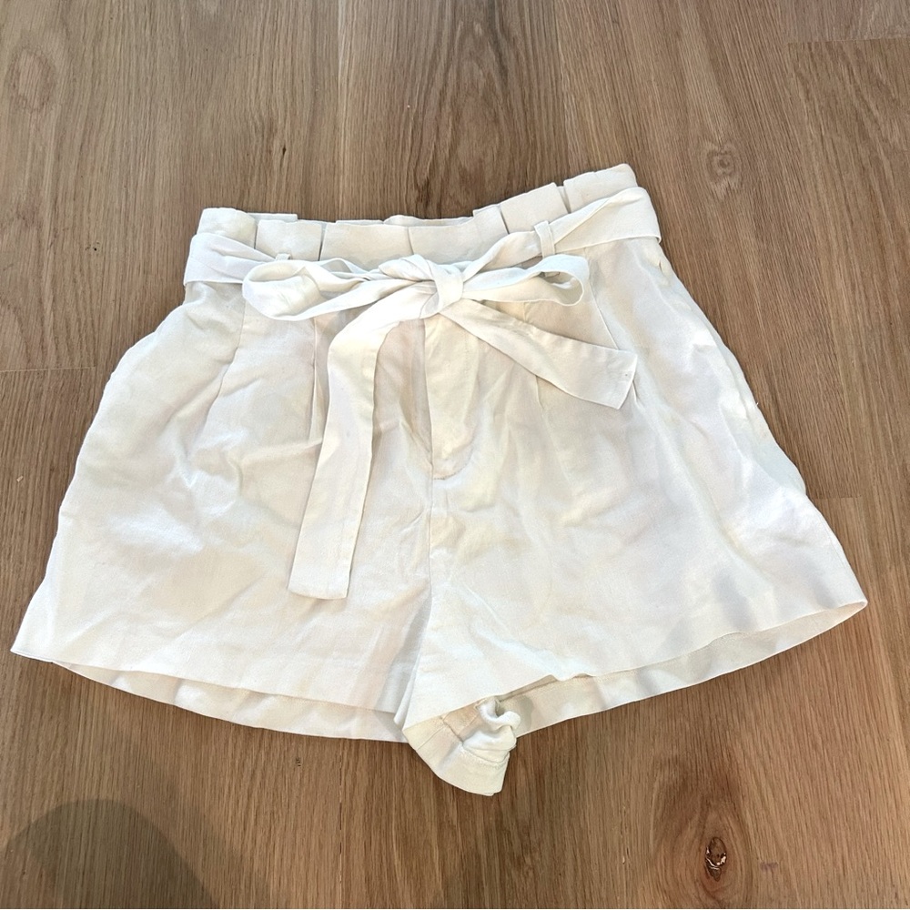 Alice + Olivia White Laurine Paper Bag Shorts Tie Belt size 4